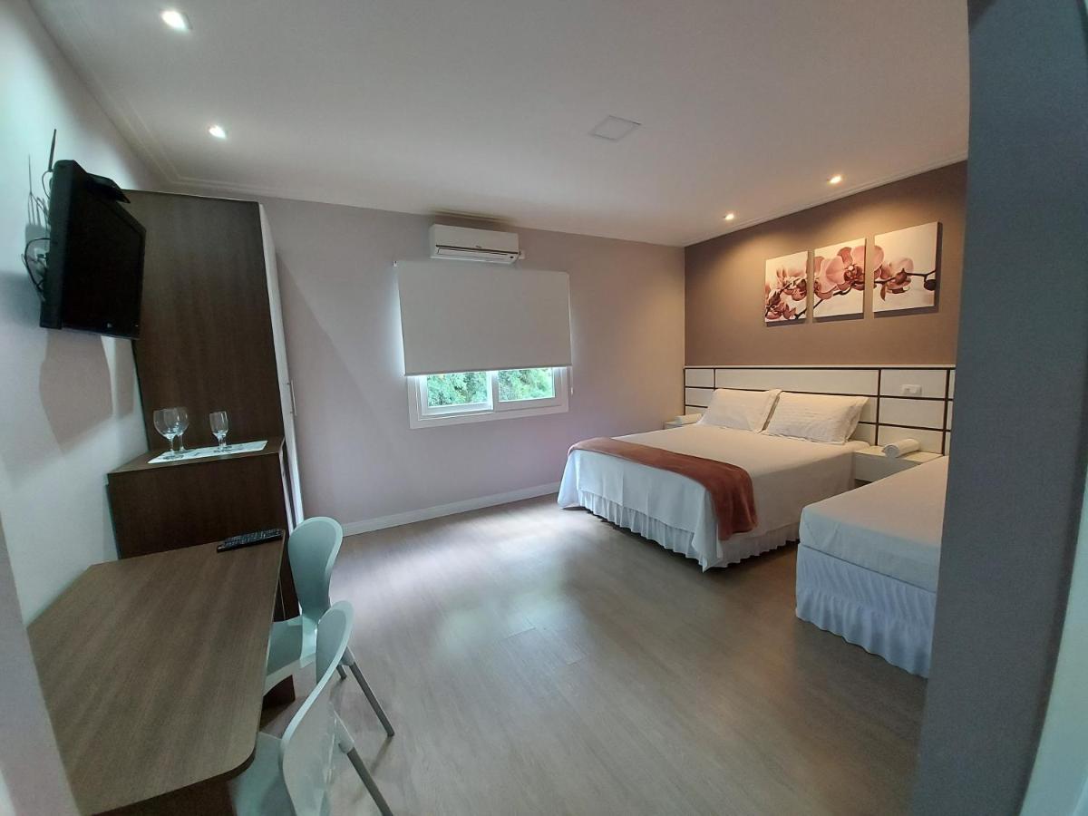 Quarto Deluxe (2 Adultos + 1 Criança)